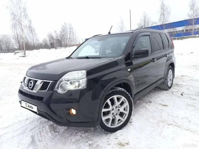 Фото автомобиля NISSAN X-TRAIL, 2012 — госномер Х567ТУ33. Цвет: ЧЕРНЫЙ