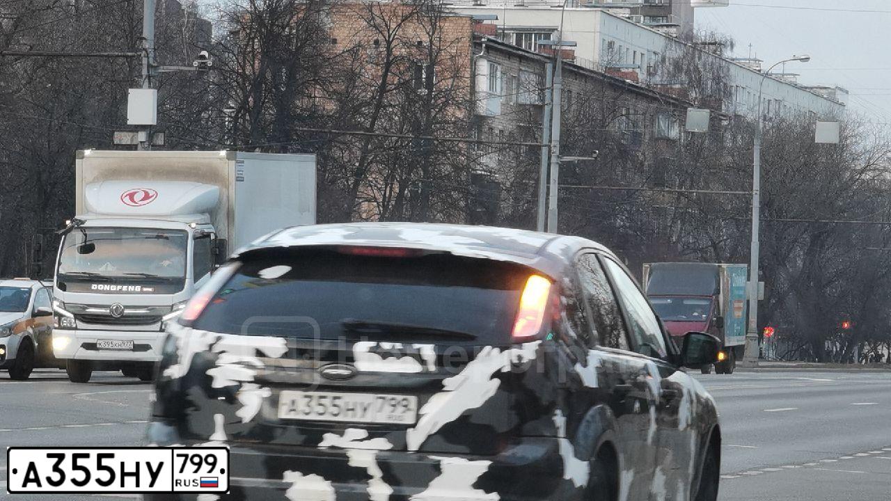 Фото автомобиля FORD FOCUS, 2008 — госномер А355НУ799. Цвет: Черный Белый Серый