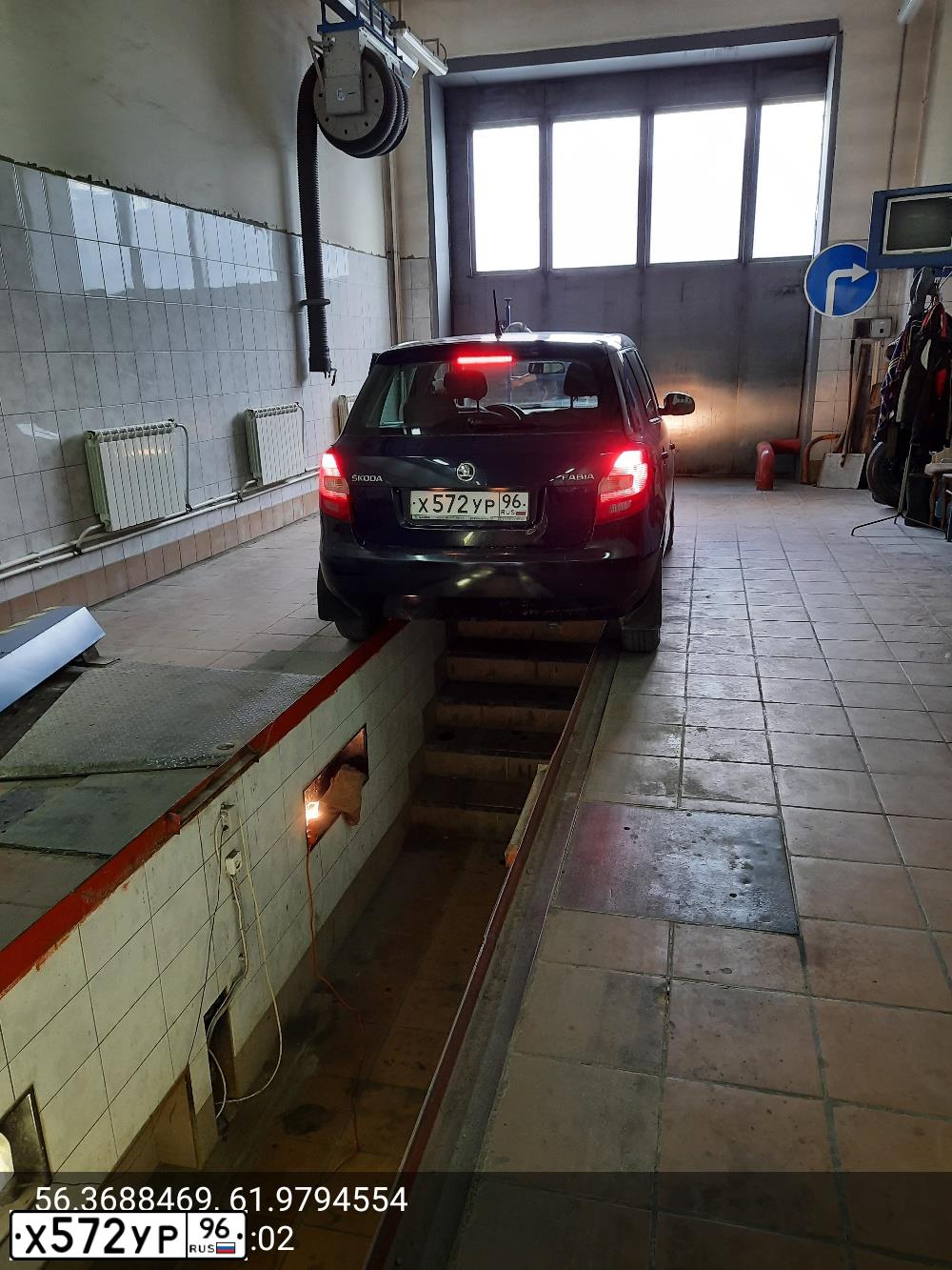 Фото автомобиля SKODA FABIA, 2013 — госномер Х572УР96. Цвет: ТЕМНО-СИНИЙ
