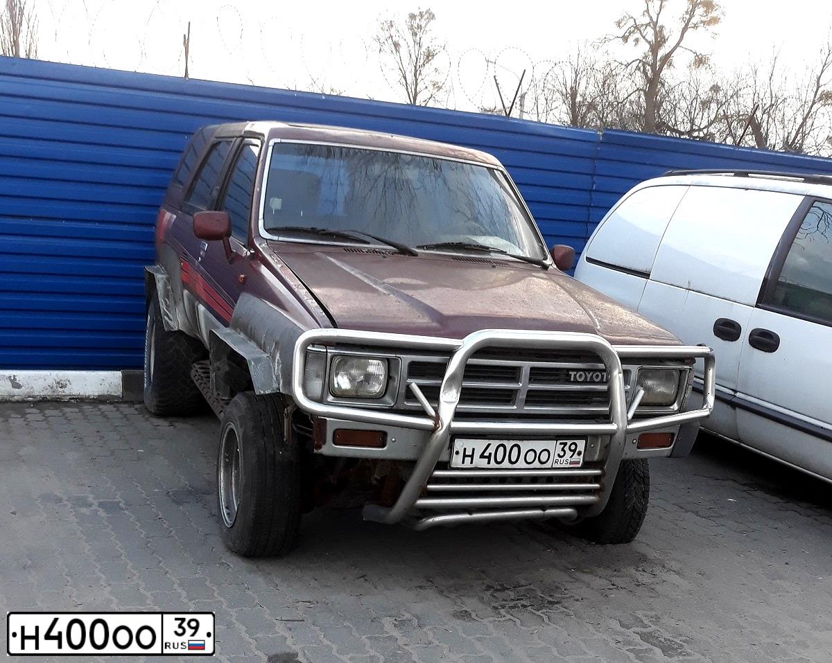Фото автомобиля TOYOTA RUNNER, 1990 — госномер Н400ОО39. Цвет: БОРДОВЫЙ