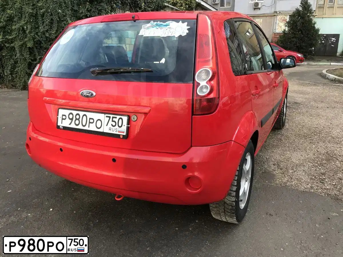 Фото автомобиля FORD FIESTA / ASPIRE, 2008 — госномер Е483УУ82. Цвет: Красный