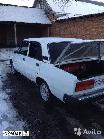 Фото автомобиля LADA 2107, 2007 — госномер О240АВ15. Цвет: ЯРКО-БЕЛЫЙ