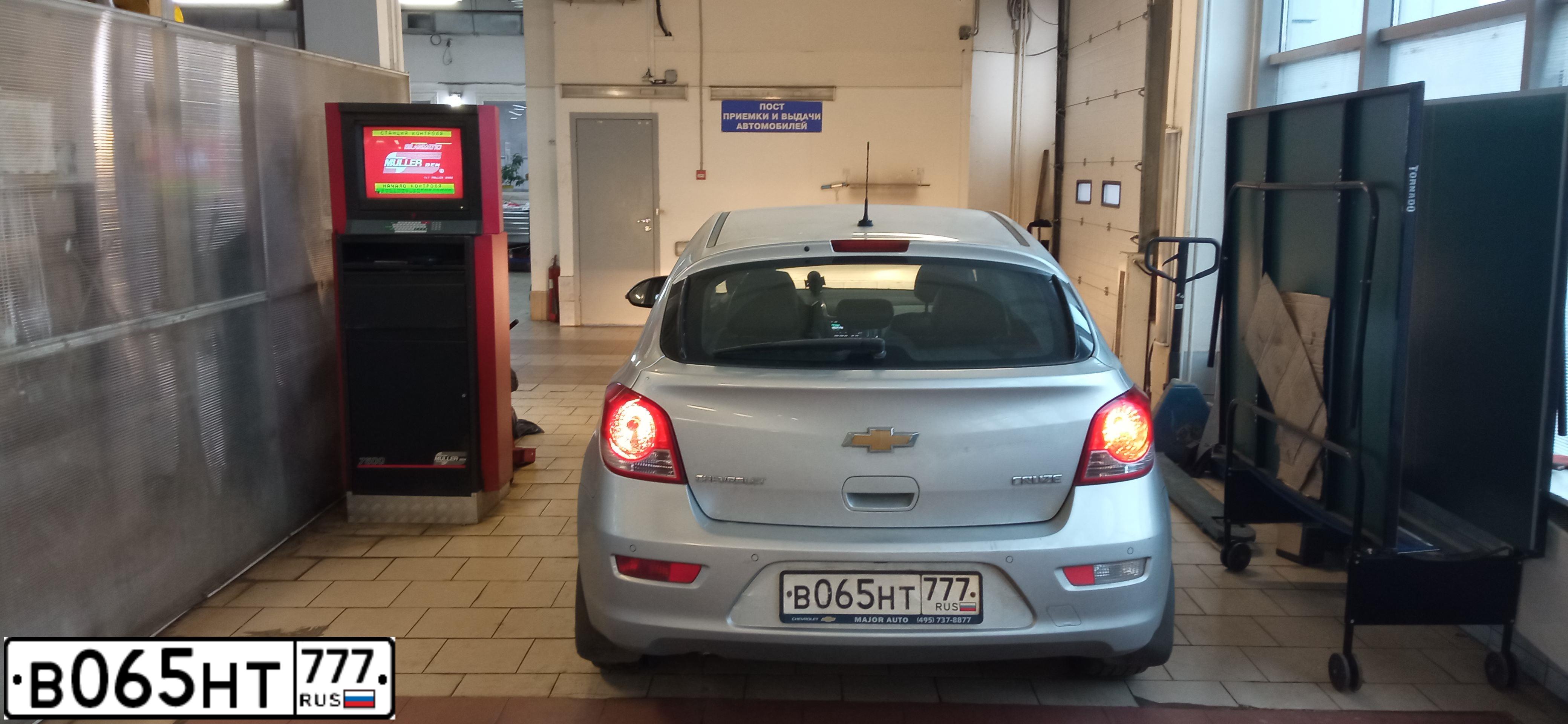 Фото автомобиля CHEVROLET CRUZE, 2014 — госномер В065НТ777. Цвет: СЕРЫЙ