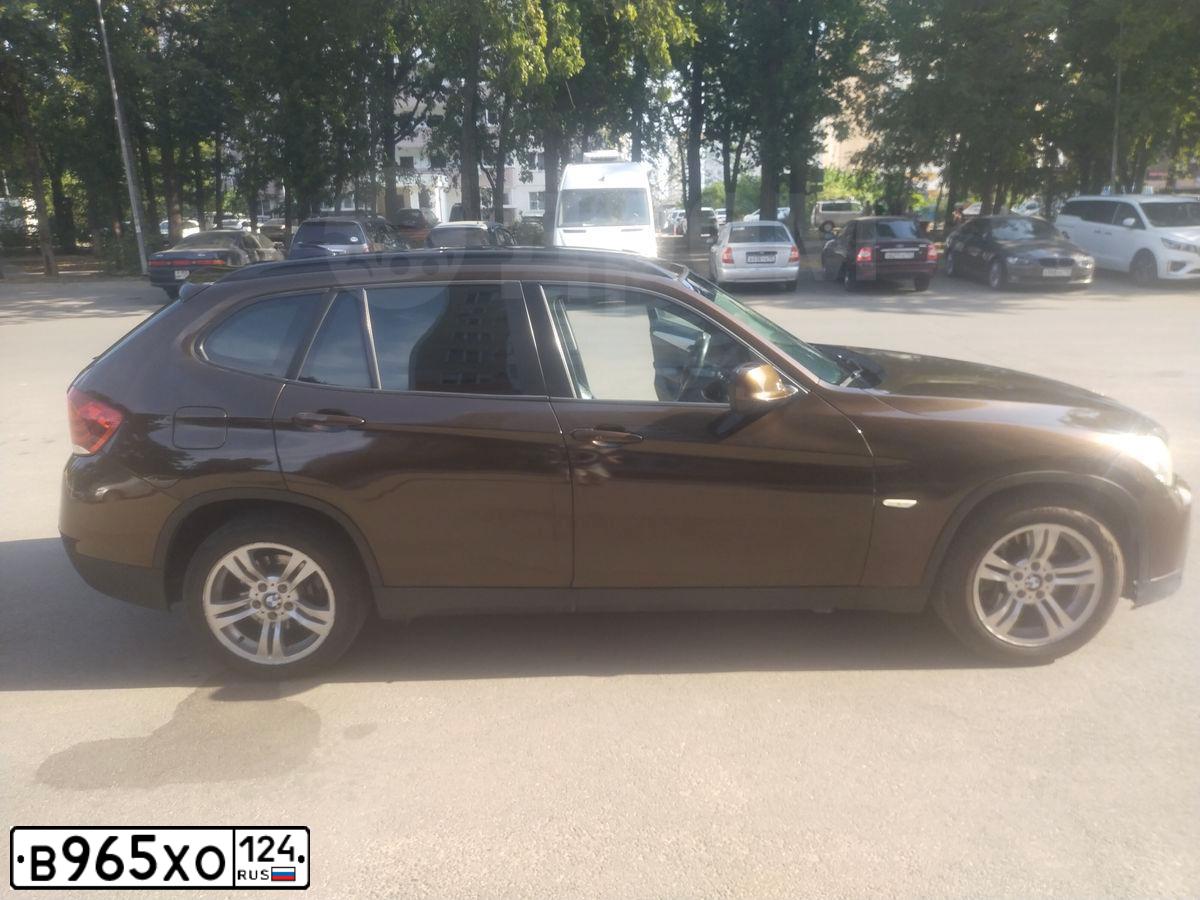 Фото автомобиля BMW X1, 2011 — госномер В965ХО124. Цвет: Коричневый