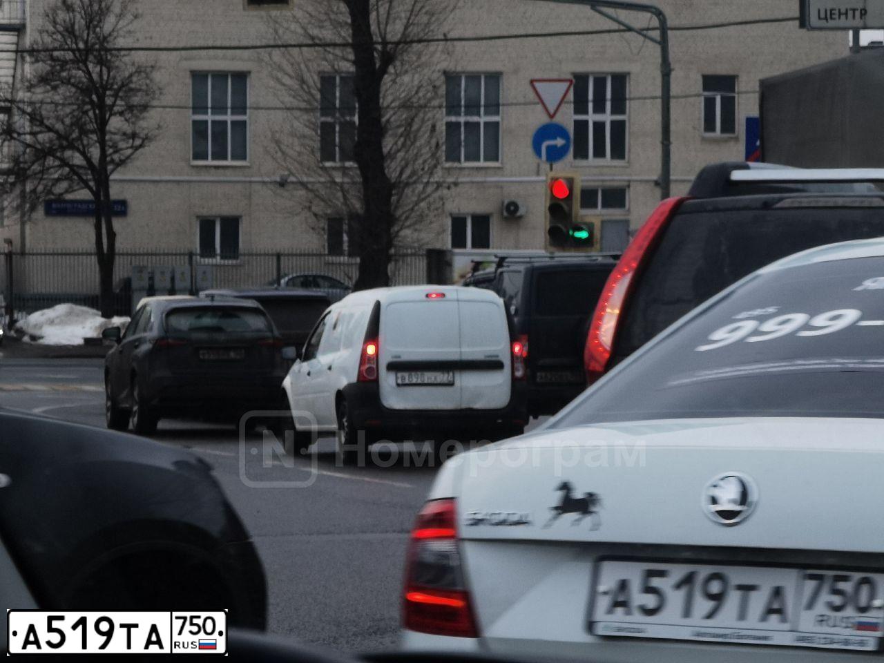 Фото автомобиля VOLKSWAGEN TRANSPORTER, 2010 — госномер Е767СК73. Цвет: БЕЛЫЙ