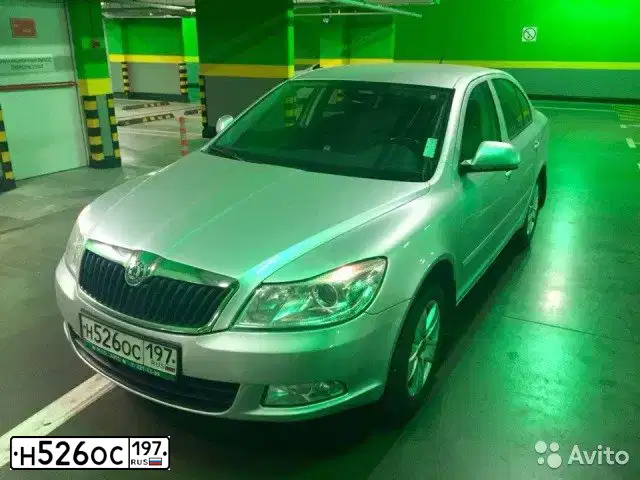 Фото автомобиля SKODA OCTAVIA, 2010 — госномер Р653МУ82. Цвет: СЕРЫЙ