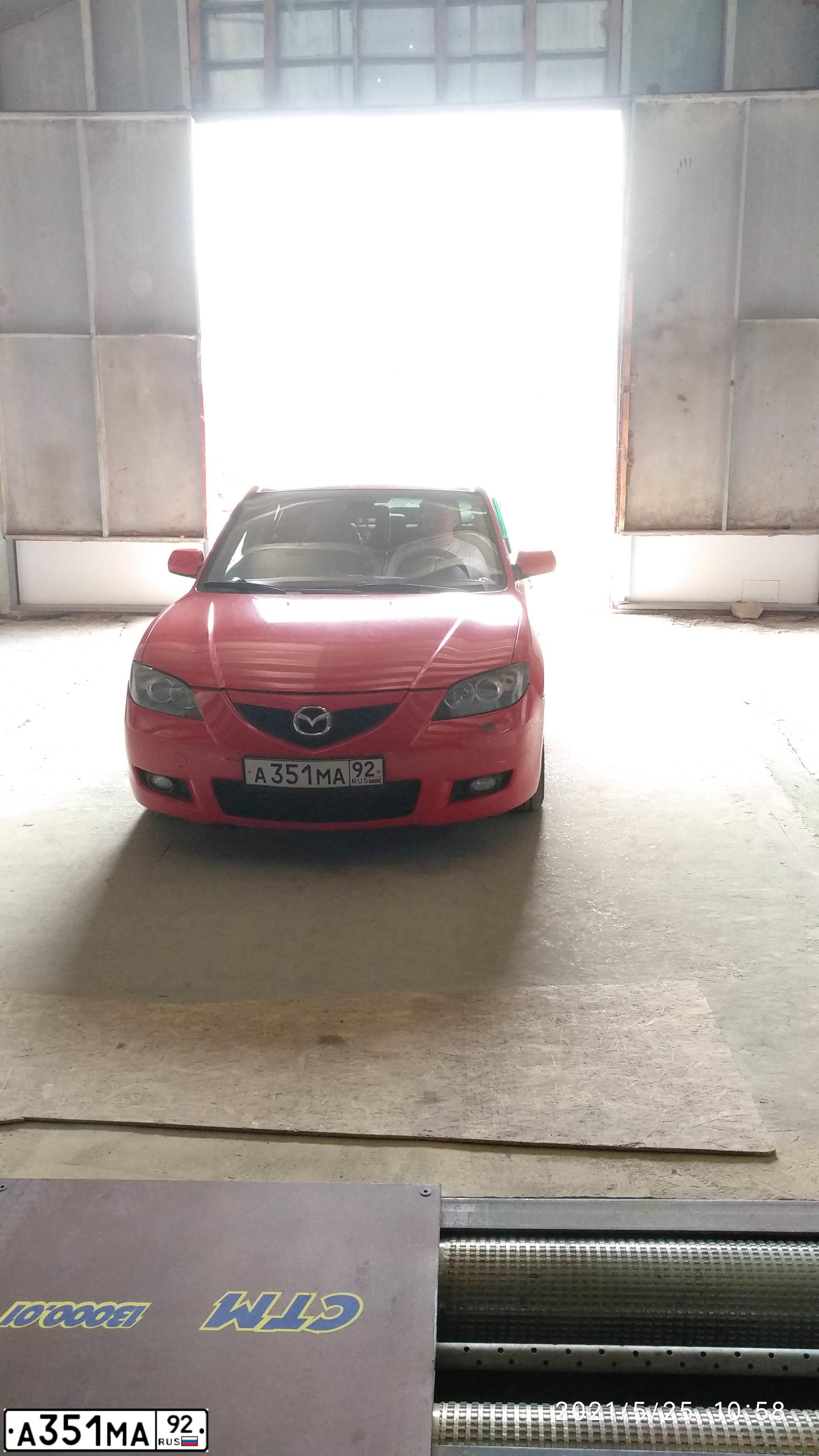 Фото автомобиля MAZDA 3, 2007 — госномер В475НУ92. Цвет: Красный