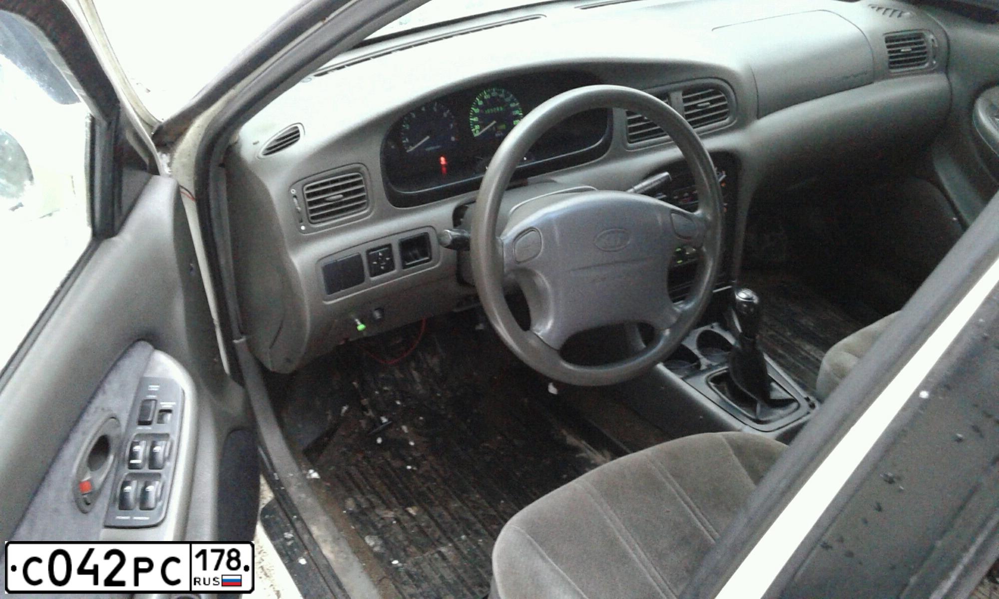 Фото автомобиля KIA CLARUS, 1997 — госномер О042РС178. Цвет: Белый