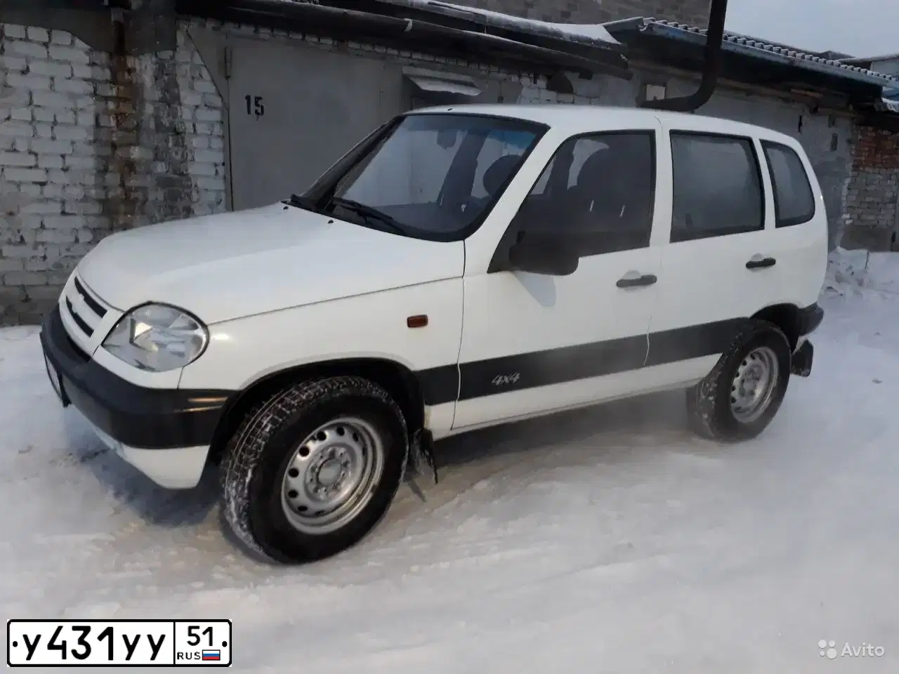 Фото автомобиля CHEVROLET NIVA, 2009 — госномер Е535ЕУ51. Цвет: ЯРКО-БЕЛЫЙ