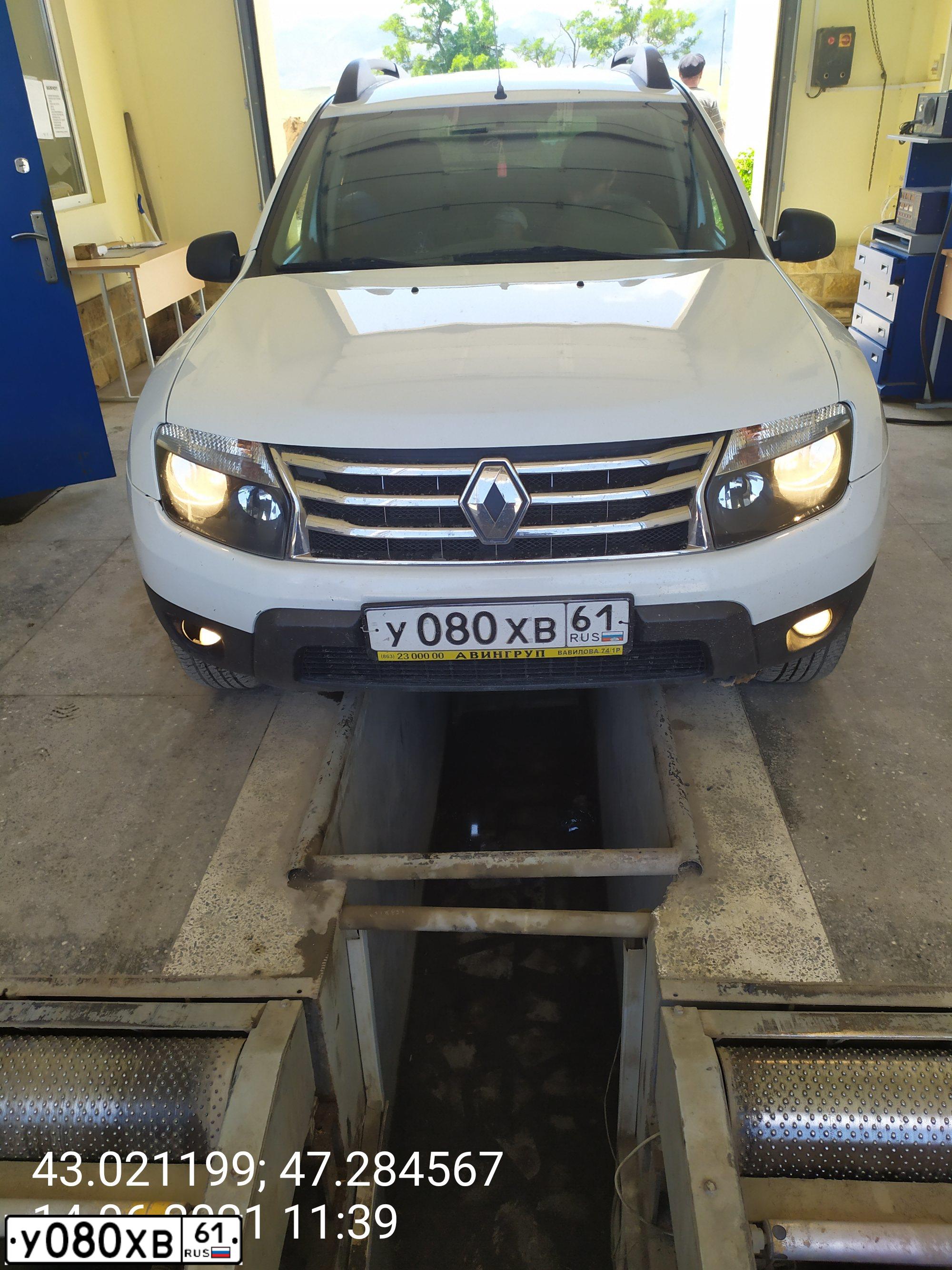 Фото автомобиля RENAULT DUSTER, 2014 — госномер Р756УТ05. Цвет: Белый