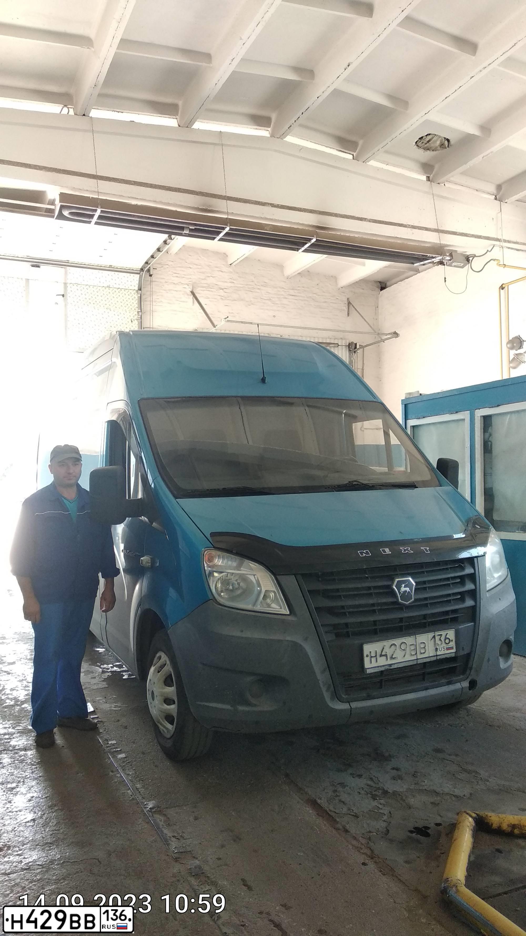 Фото автомобиля ГАЗ A31R32, 2018 — госномер У998УО33. Цвет: голубой