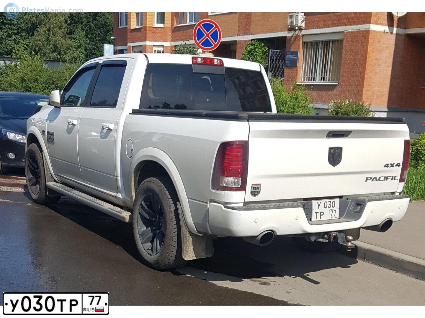 Фото автомобиля DODGE RAM, 2013 — госномер У030ТР77. Цвет: БЕЛЫЙ
