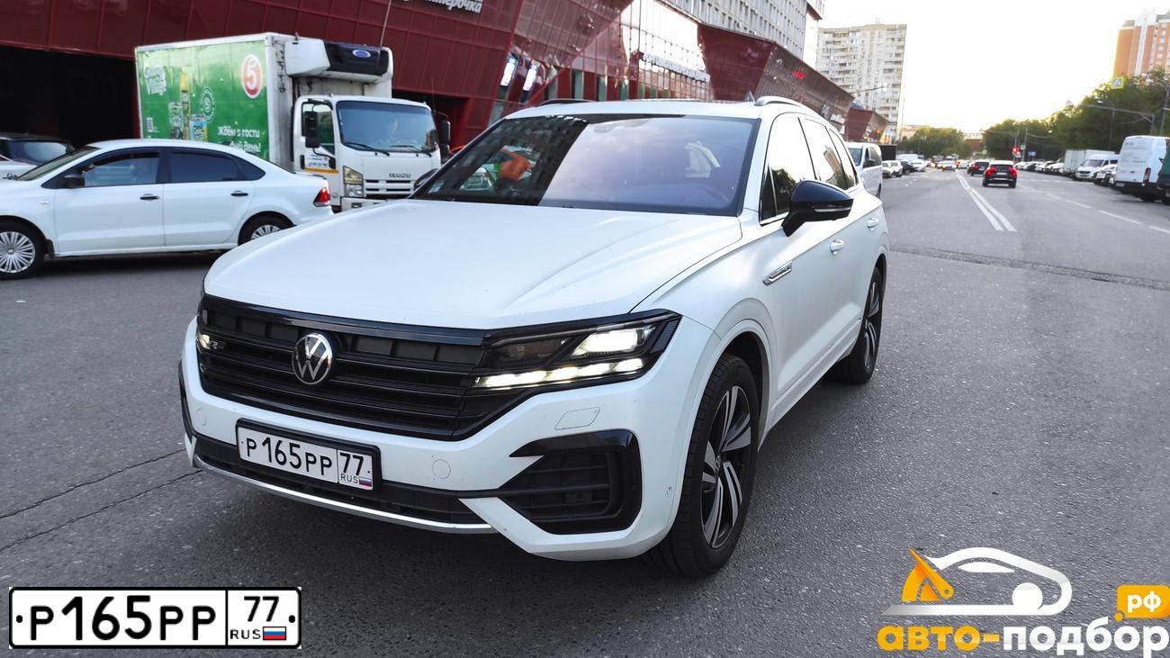 Фото автомобиля TOYOTA LANDCRUISER, 2018 — госномер О858НР29. Цвет: Белый