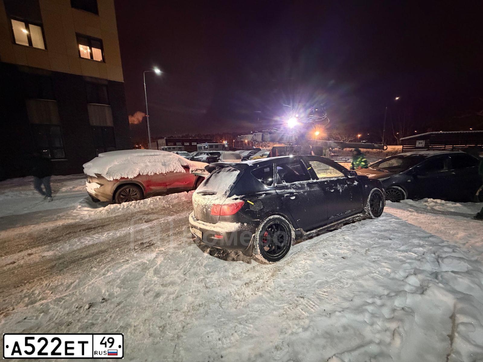 Фото автомобиля MAZDA 3, 2004 — госномер А522ЕТ49. Цвет: ЧЕРНЫЙ