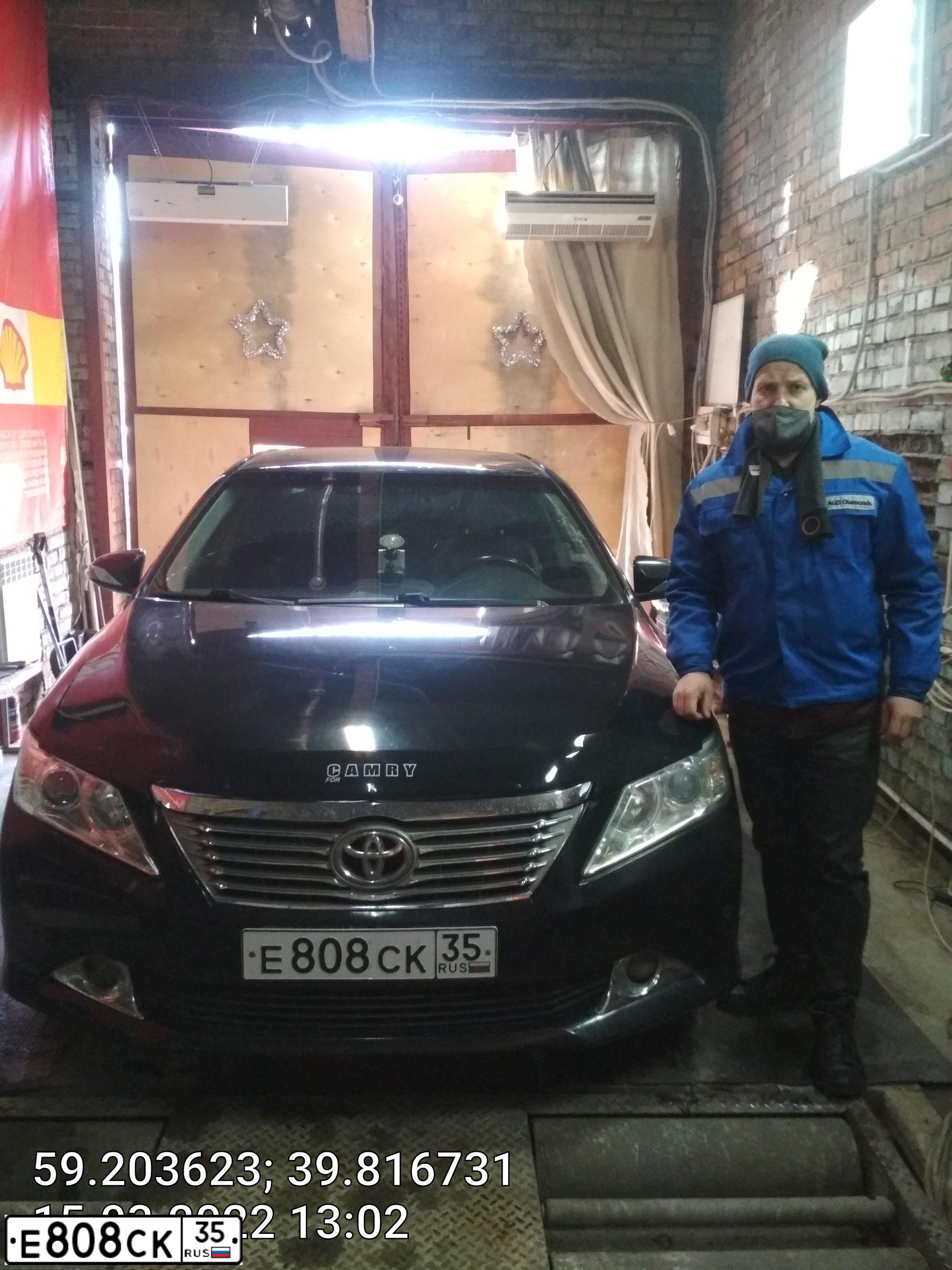 Фото автомобиля TOYOTA CAMRY, 2012 — госномер Е555ВУ35. Цвет: ЧЕРНЫЙ МЕТАЛЛИК