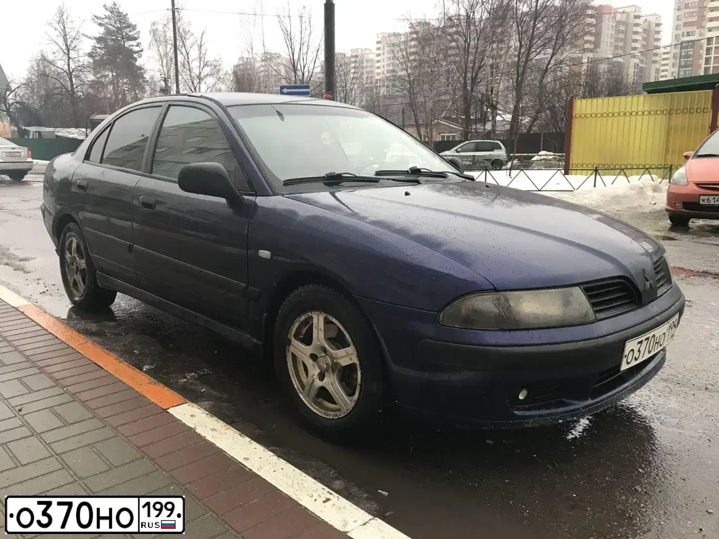 Фото автомобиля MITSUBISHI CARISMA, 2002 — госномер О370НО199. Цвет: СИНИЙ