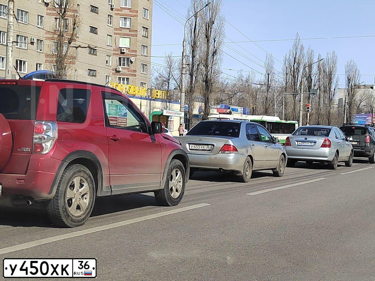 Фото автомобиля CHEVROLET AVEO, 2013 — госномер Е523АУ136. Цвет: Серебристый