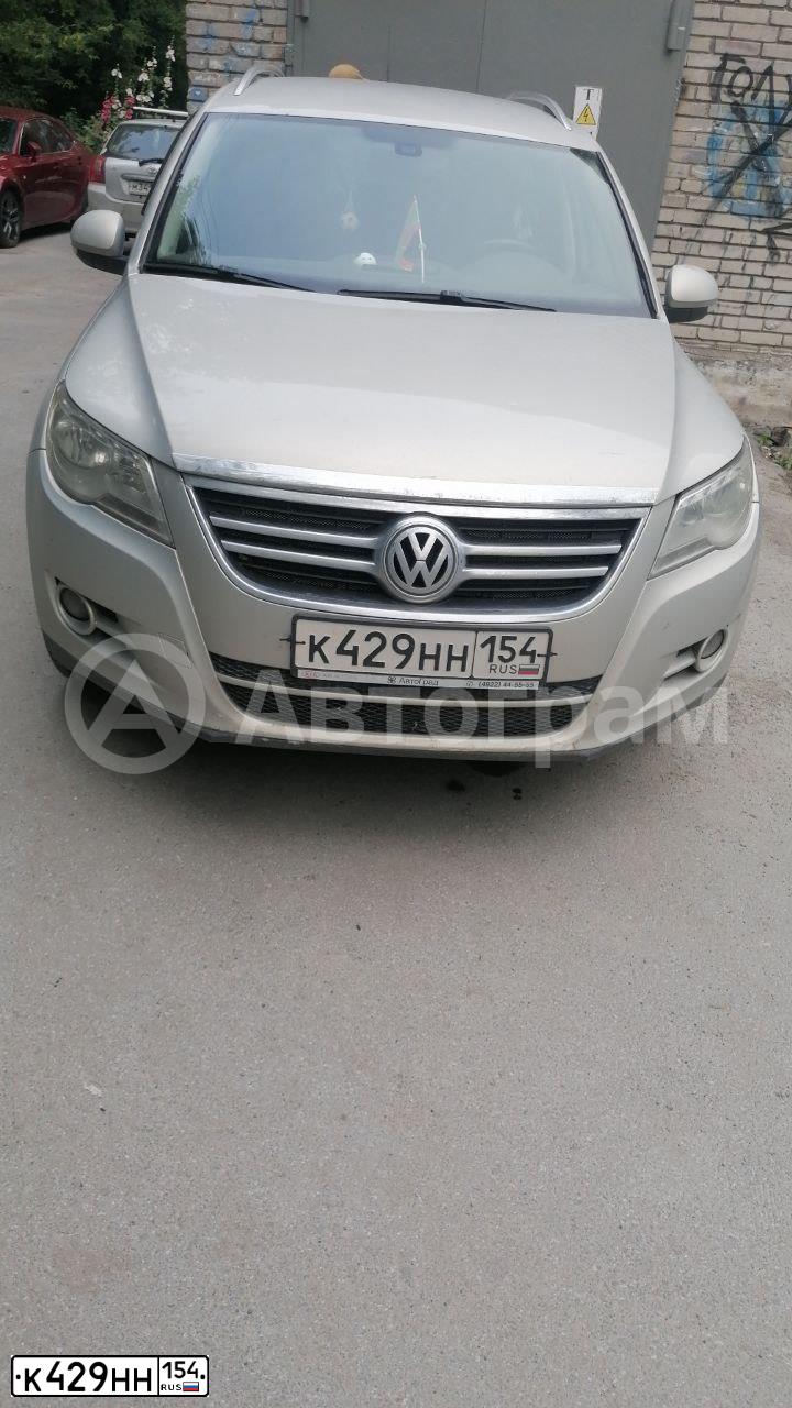Фото автомобиля VOLKSWAGEN TIGUAN, 2009 — госномер К429НН154. Цвет: СЕРЕБРИСТЫЙ-ЖЕЛТЫЙ