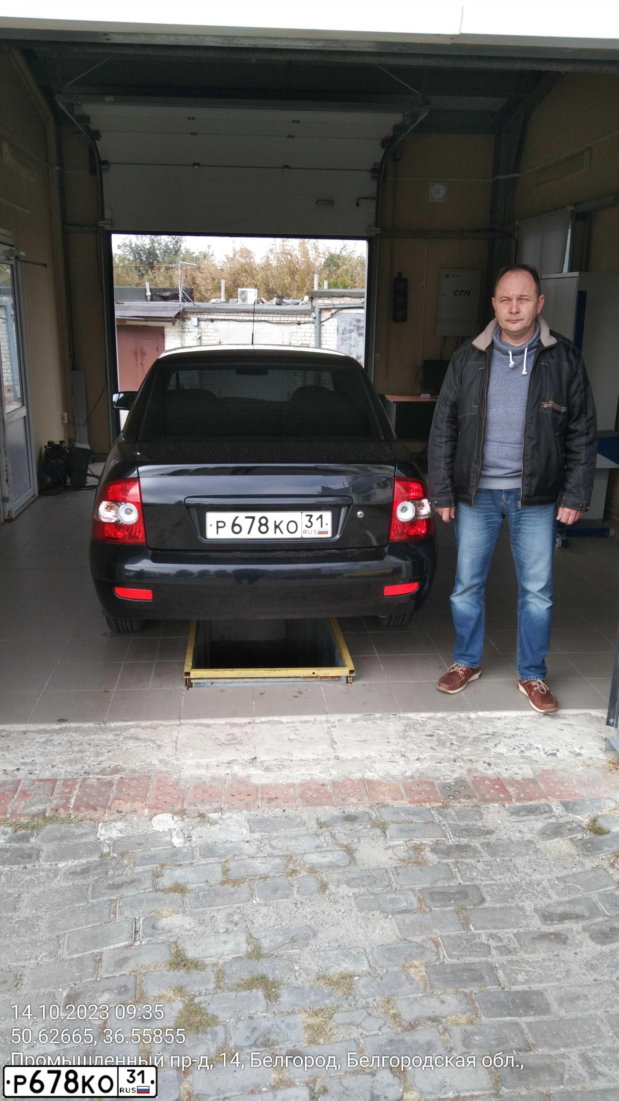 Фото автомобиля LADA 2170 PRIORA, 2011 — госномер Р678КО31. Цвет: ЧЕРНО-СИНИЙ