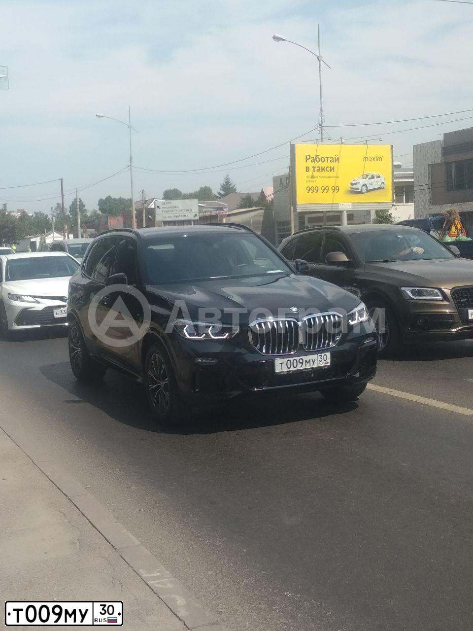 Фото автомобиля BMW X5, 2020 — госномер Т009МУ30. Цвет: ЧЕРНЫЙ
