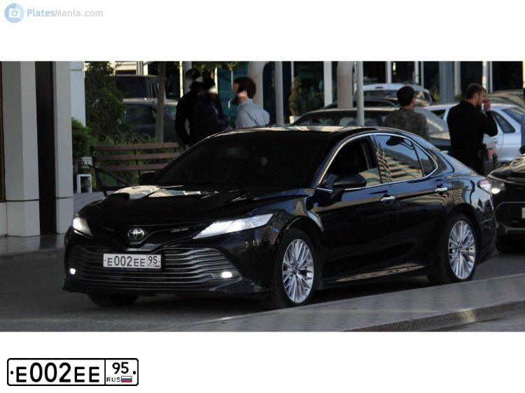 Фото автомобиля TOYOTA CAMRY, 2013 — госномер Е002ЕЕ95. Цвет: ЧЕРНЫЙ МЕТАЛЛИК