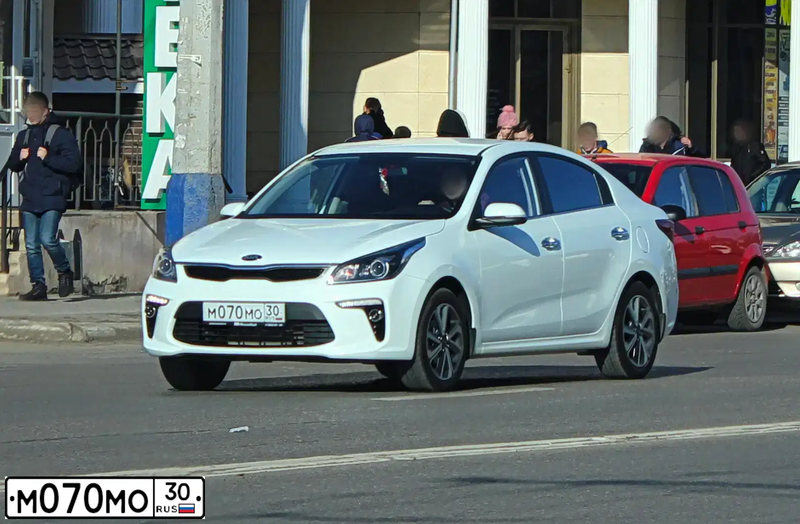 Фото автомобиля KIA RIO, 2017 — госномер М070МО30. Цвет: Белый