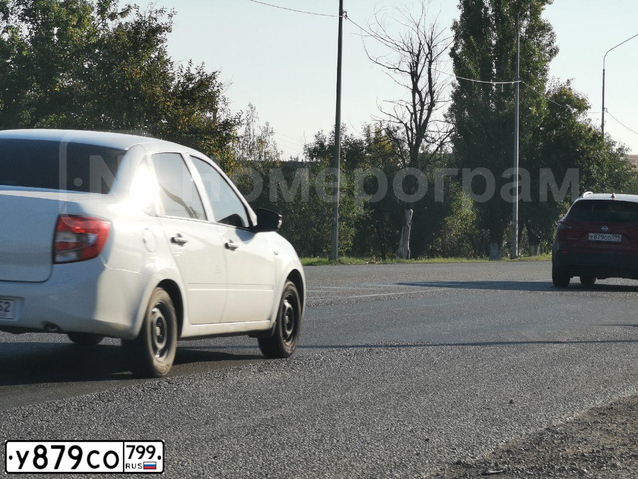 Фото автомобиля NISSAN QASHQAI, 2019 — госномер У879СО799. Цвет: Красный
