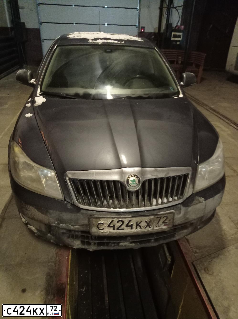 Фото автомобиля SKODA OCTAVIA, 2009 — госномер О777ТС72. Цвет: ТЕМНО-СЕРЫЙ