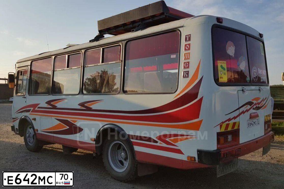 Фото автомобиля PAZ 3205, 2012 — госномер Е642МС70. Цвет: Белый