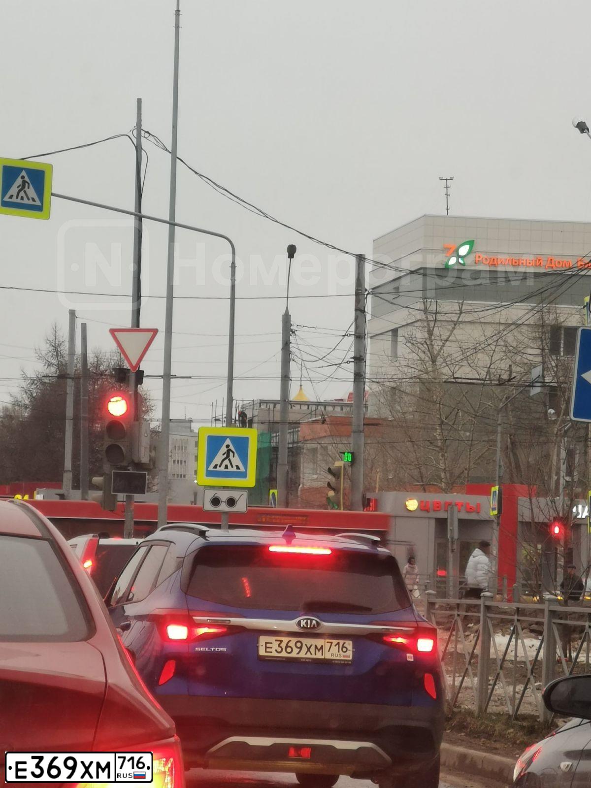 Фото автомобиля KIA SELTOS, 2021 — госномер Е369ХМ716. Цвет: синий