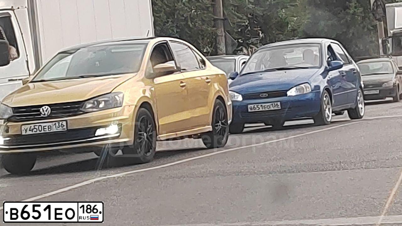 Фото автомобиля RENAULT T SANDERO, 2019 — госномер В651ЕО186. Цвет: СВЕТЛО-СИНИЙ