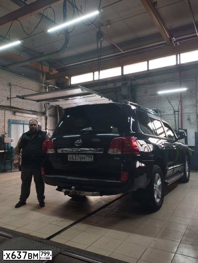 Фото автомобиля TOYOTA LANDCRUISER 200, 2013 — госномер О576ХЕ36. Цвет: ЧЕРНЫЙ