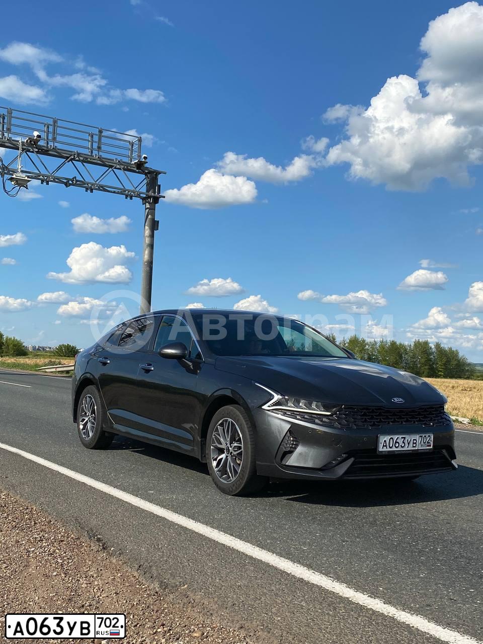 Фото автомобиля KIA K5, 2021 — госномер А063УВ702. Цвет: СЕРЫЙ
