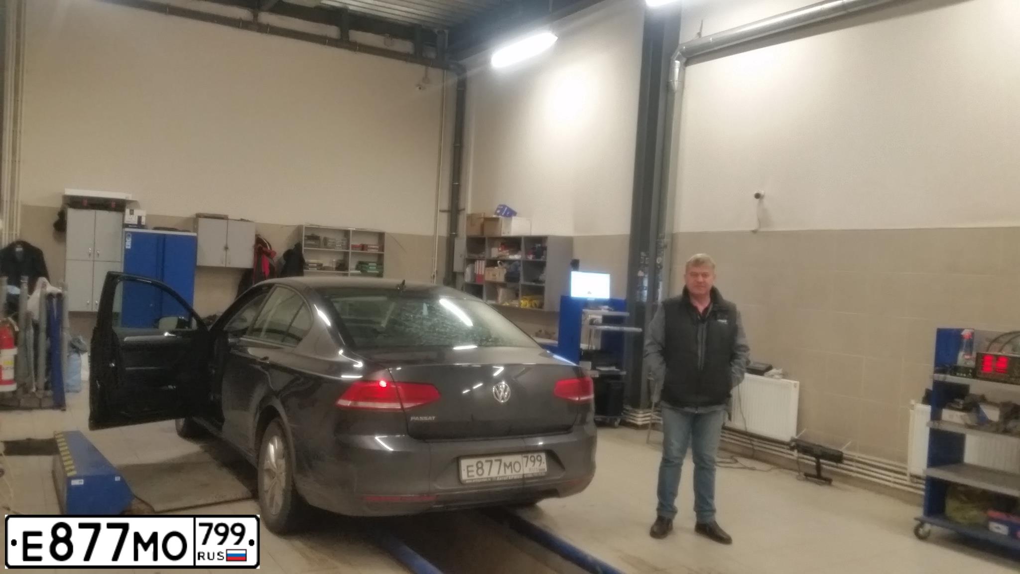 Фото автомобиля VOLKSWAGEN PASSAT, 2018 — госномер Р240ЕМ40. Цвет: ЧЕРНО-СЕРЫЙ