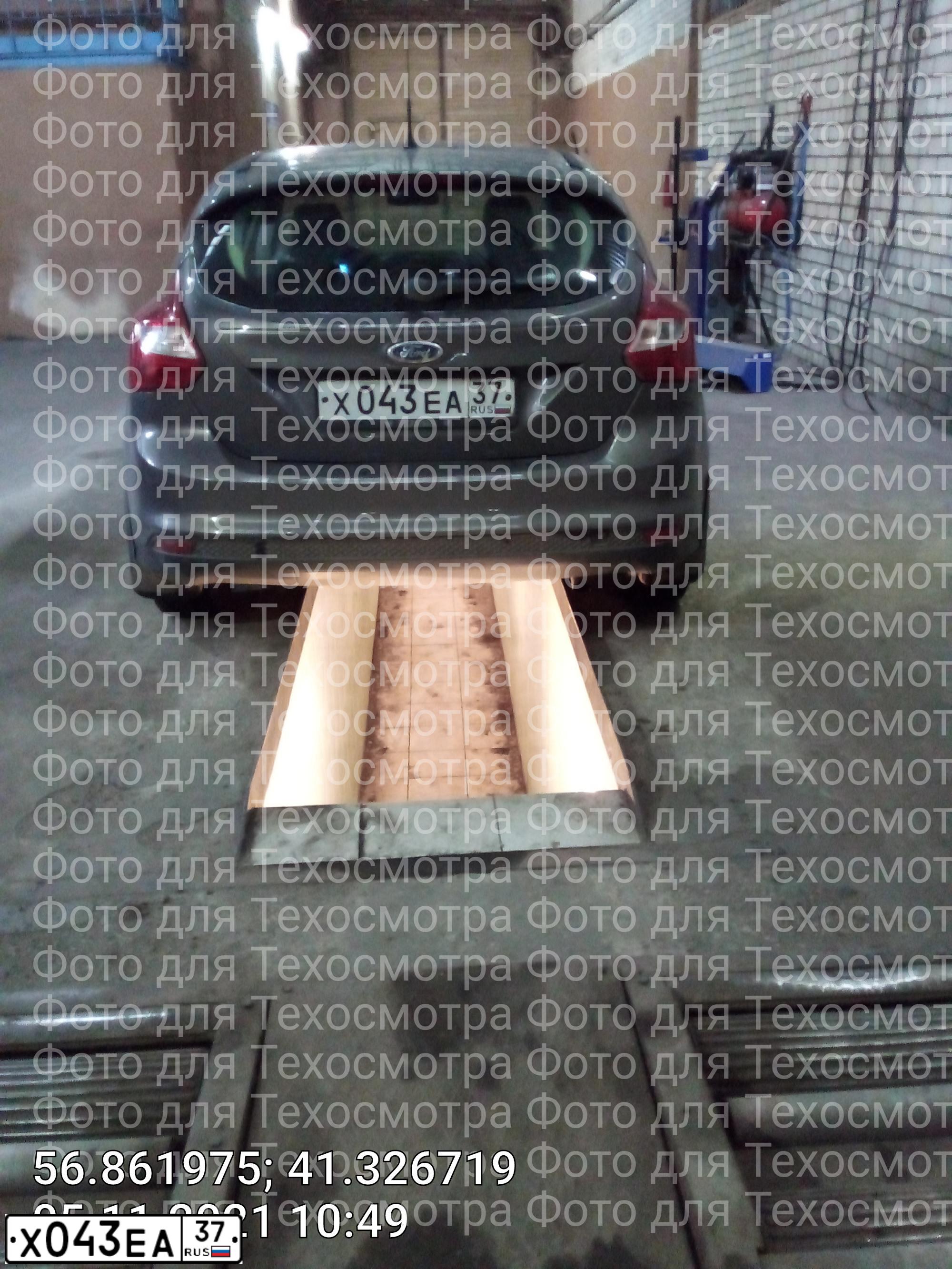 Фото автомобиля FORD FOCUS, 2013 — госномер Х043ЕА37. Цвет: СЕРО-КОРИЧНЕВЫЙ