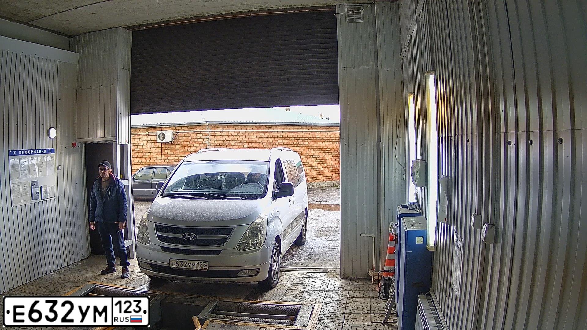 Фото автомобиля HYUNDAI GRAND STAREX, 2008 — госномер Е632УМ123. Цвет: СЕРЫЙ