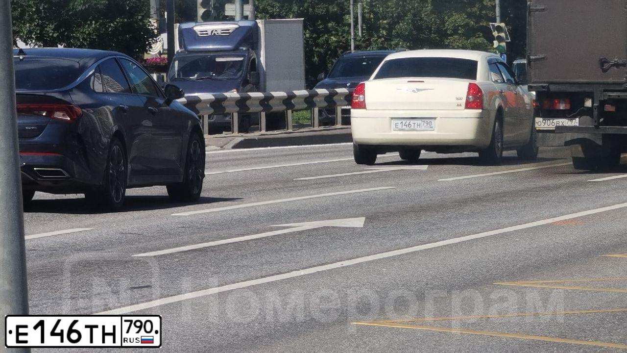 Фото автомобиля CHRYSLER 300, 2010 — госномер Е146ТН790. Цвет: ЖЕЛТЫЙ
