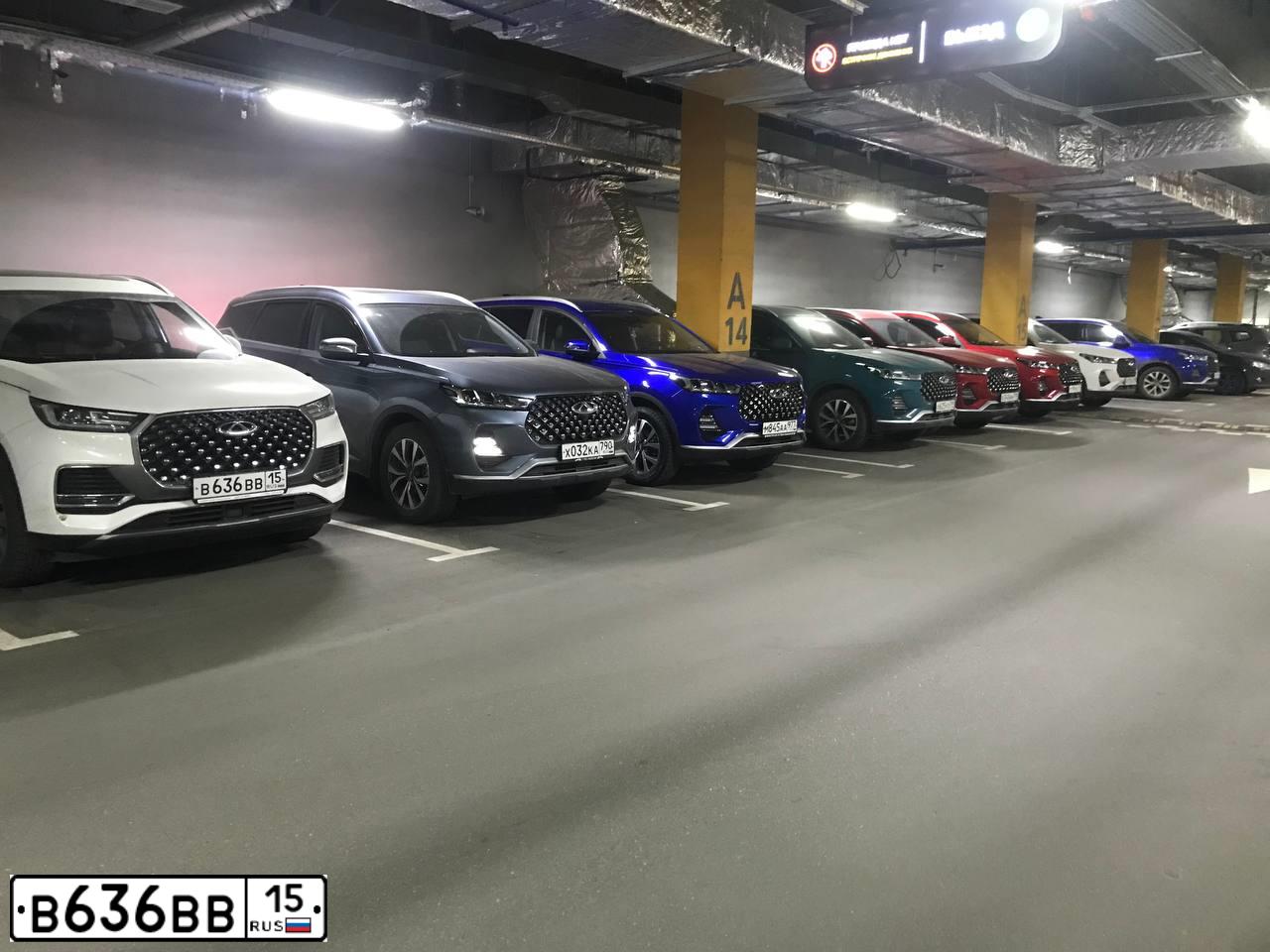 Фото автомобиля VOLKSWAGEN TOUAREG, 2012 — госномер В636ВВ15. Цвет: Белый