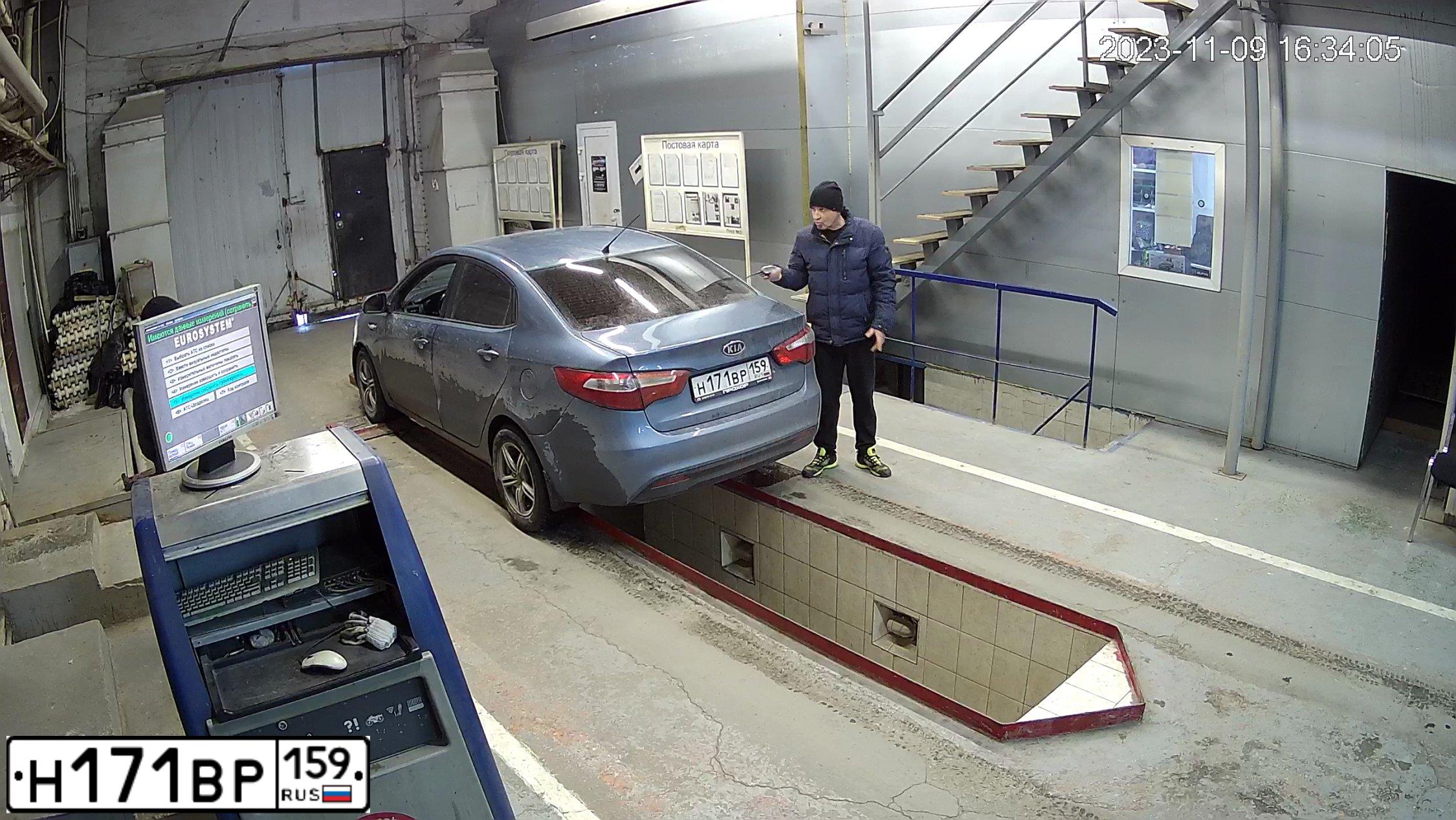 Фото автомобиля KIA RIO, 2012 — госномер Т261ВР196. Цвет: голубой