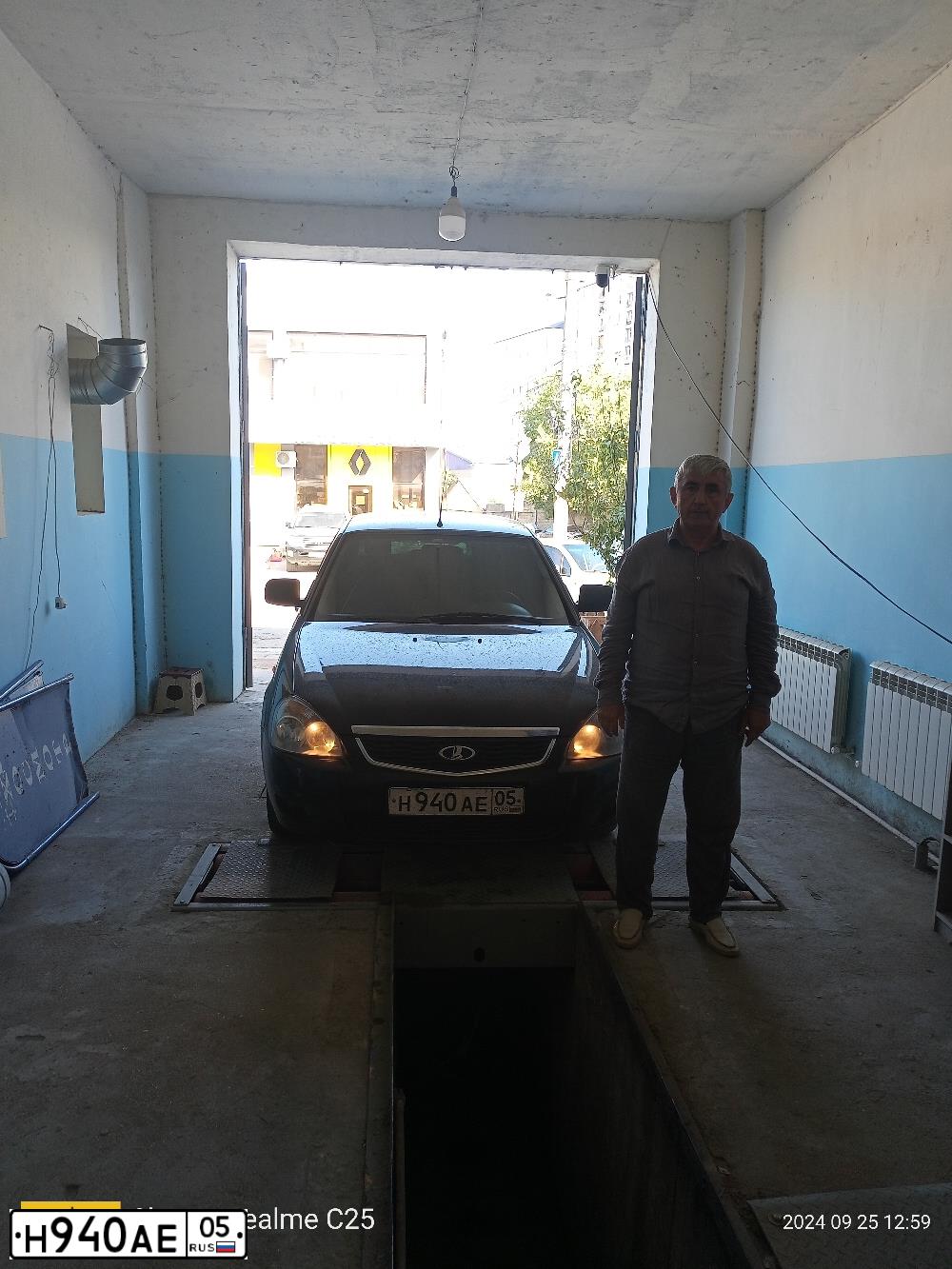 Фото автомобиля LADA PRIORA, 2012 — госномер У055ХТ05. Цвет: Сине-Черный