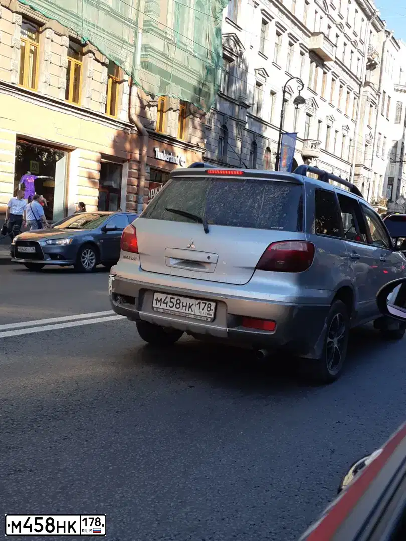 Фото автомобиля MITSUBISHI OUTLANDER, 2007 — госномер В104ХХ147. Цвет: СЕРЕБРИСТЫЙ