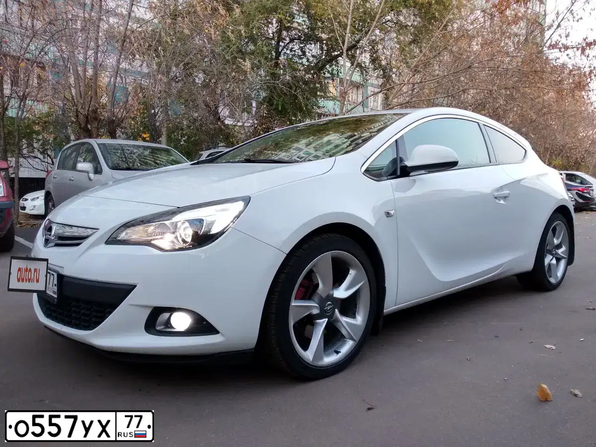 Фото автомобиля OPEL ASTRA, 2013 — госномер Х419УС18. Цвет: Белый