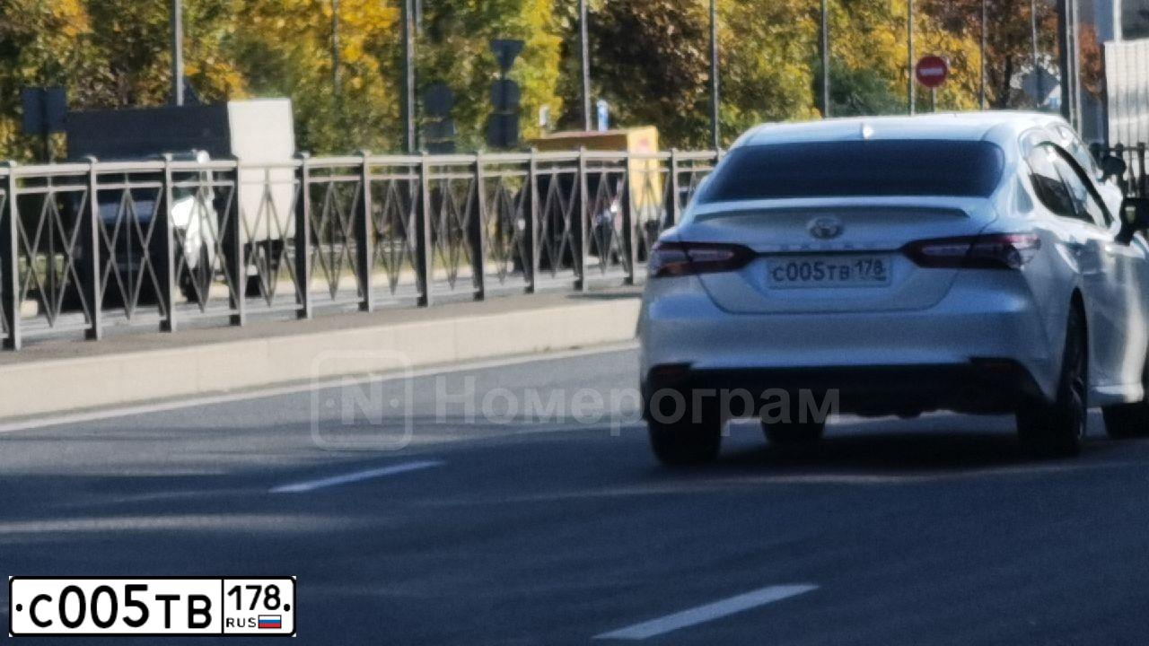 Фото автомобиля TOYOTA CAMRY, 2017 — госномер С408УМ198. Цвет: Белый