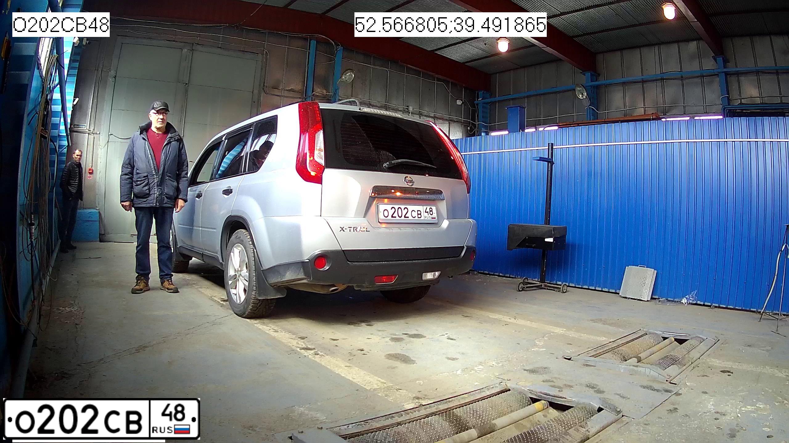 Фото автомобиля NISSAN X-TRAIL, 2012 — госномер А666АА48. Цвет: Серебристый