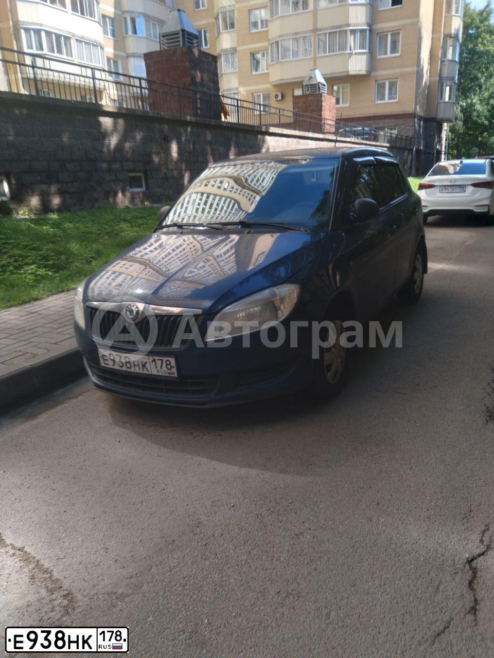 Фото автомобиля SKODA FABIA, 2011 — госномер Е938НК178. Цвет: ТЕМНО-СИНИЙ