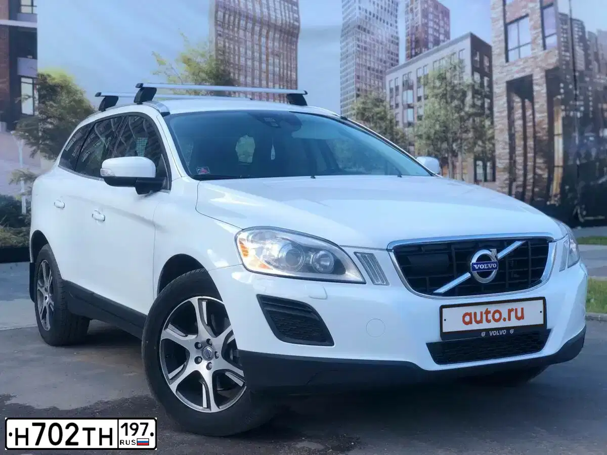 Фото автомобиля VOLVO XC60, 2012 — госномер Е674КВ198. Цвет: Белый