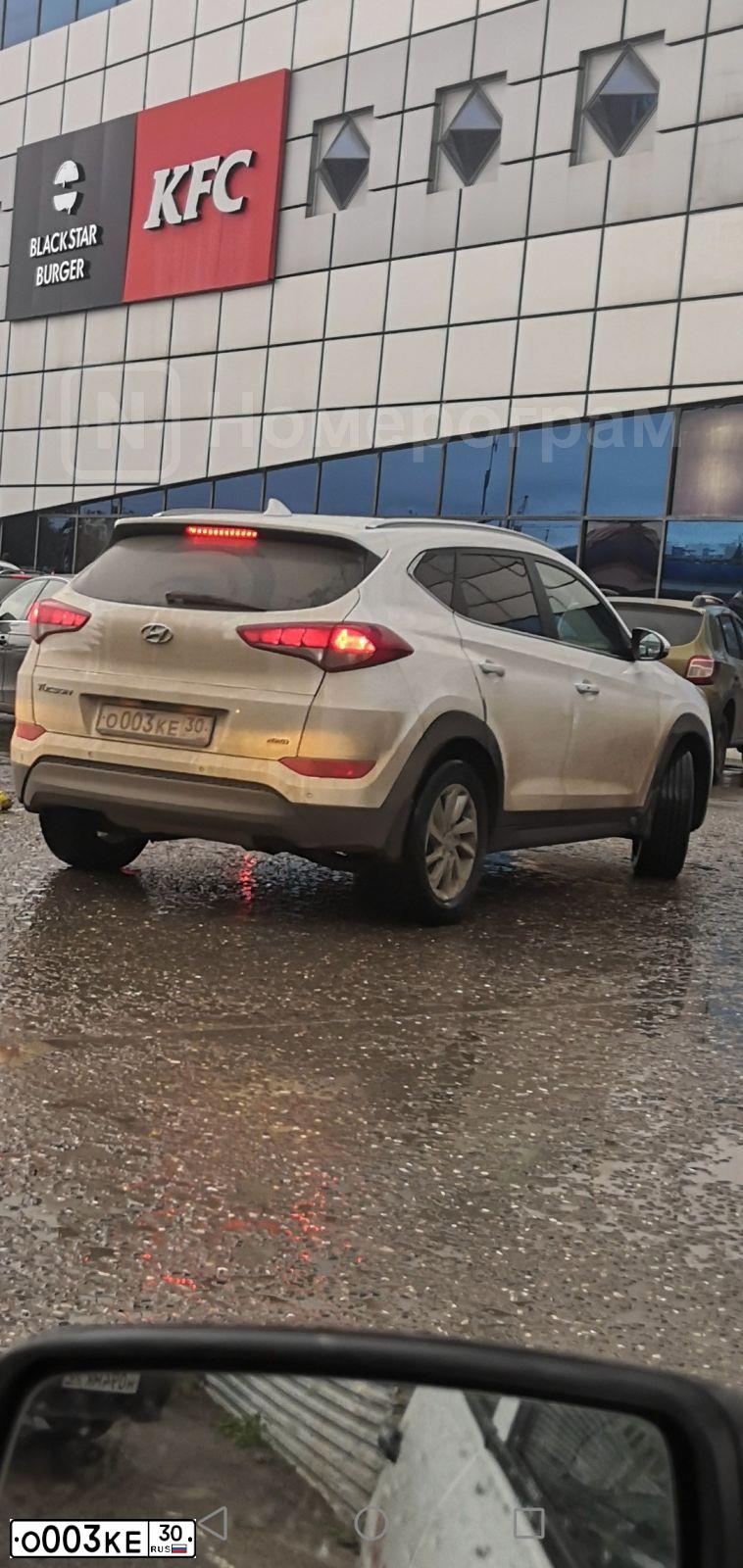 Фото автомобиля HYUNDAI TUCSON, 2018 — госномер О003КЕ30. Цвет: Белый