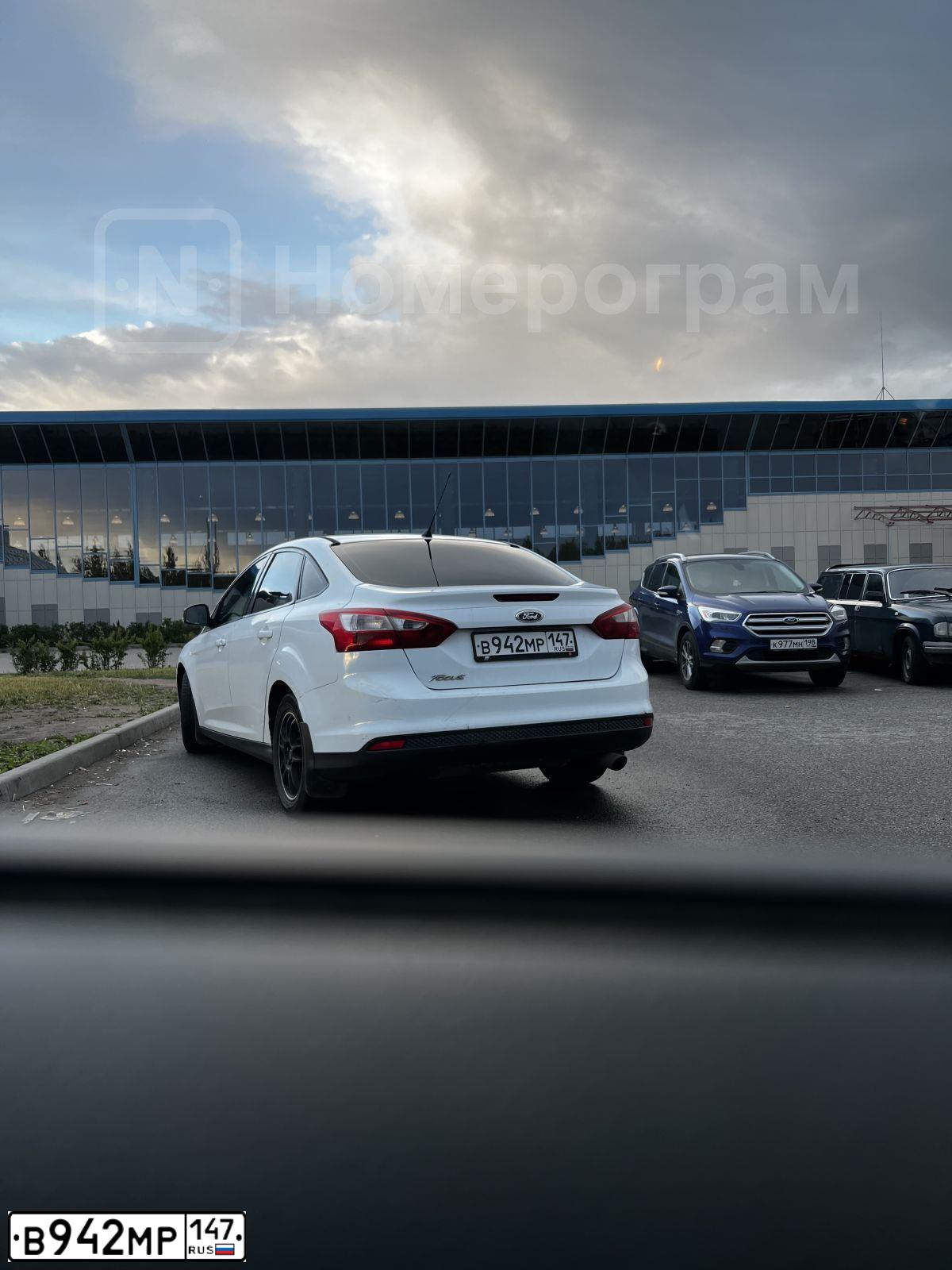 Фото автомобиля FORD FOCUS, 2013 — госномер В942МР147. Цвет: Белый