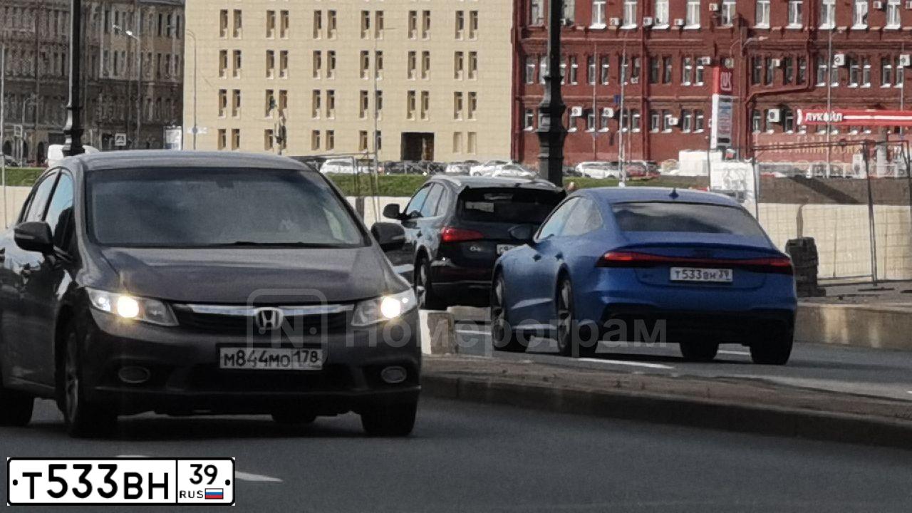 Фото автомобиля AUDI A7, 2019 — госномер Т091РХ198. Цвет: синий