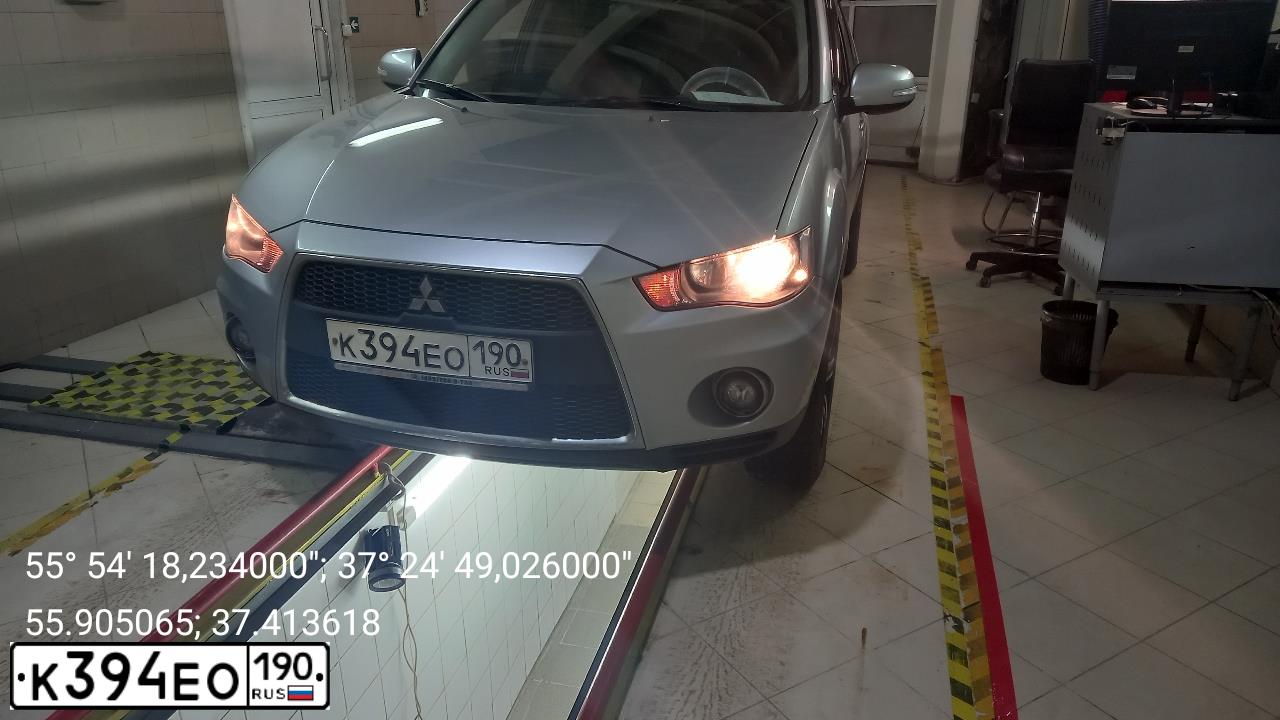 Фото автомобиля MITSUBISHI OUTLANDER, 2010 — госномер К394ЕО190. Цвет: СЕРЕБРИСТЫЙ